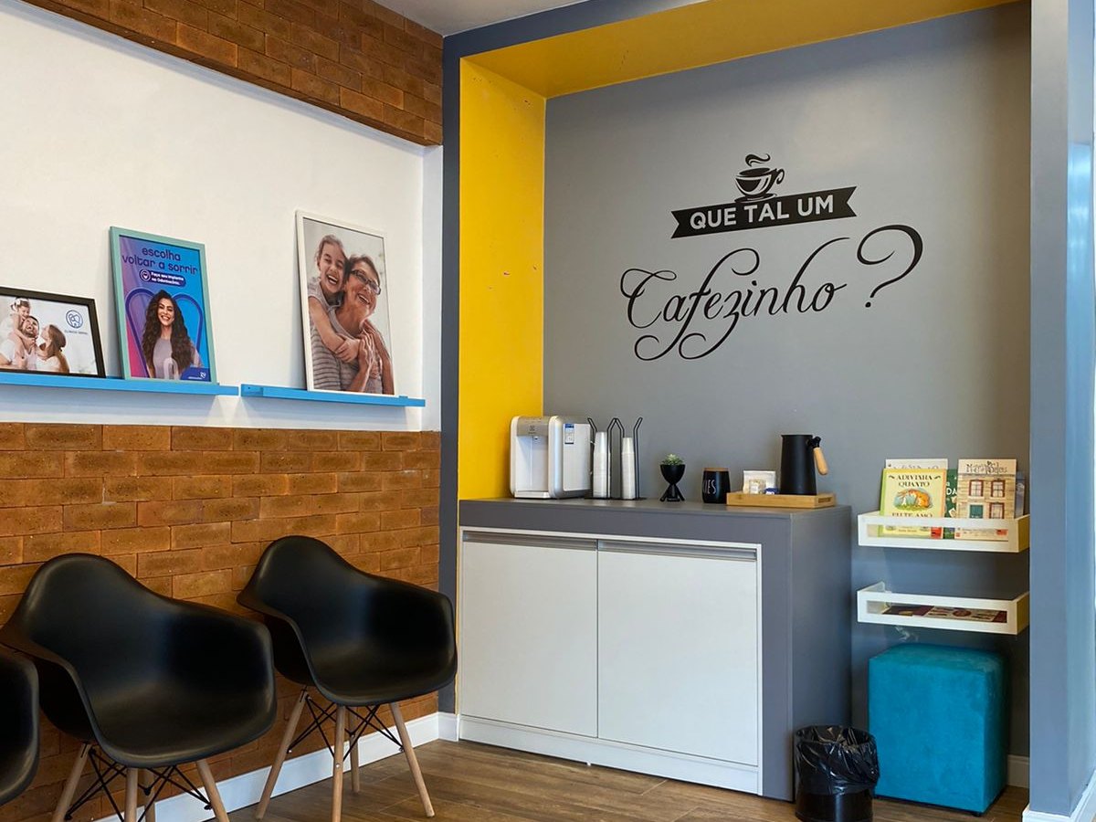 Sala de espera da Odontoclinic Campo Limpo, com poltronas e cantinho do café
