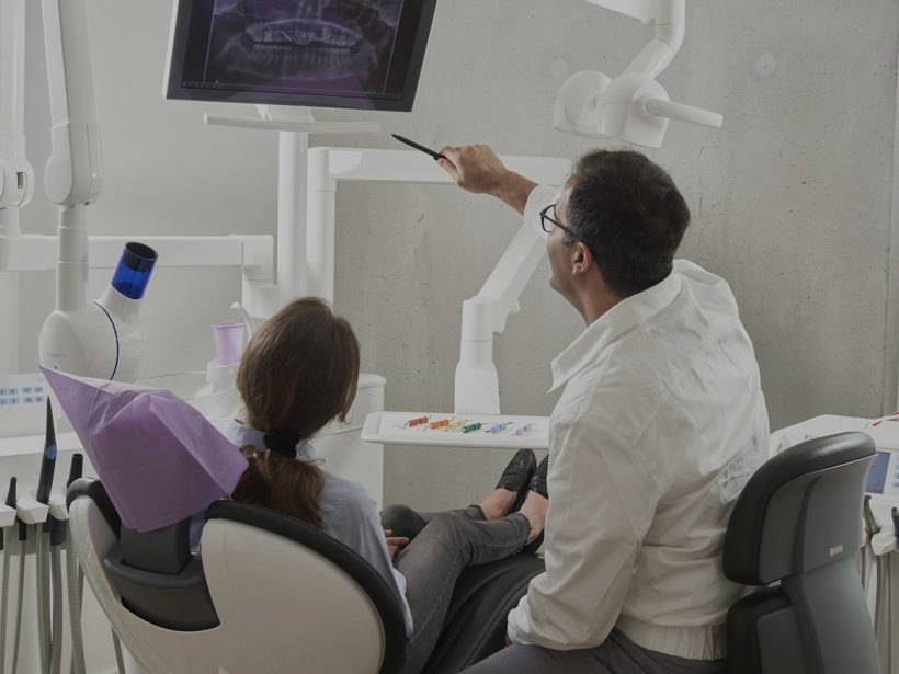 Dentista clínico geral atendendo paciente na Odontoclinic Campo Limpo
